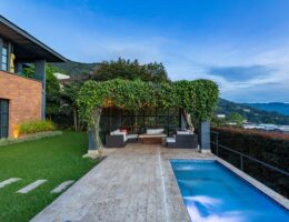 Swimmingpool im Garten nahe Haus