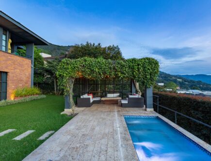 Swimmingpool im Garten nahe Haus