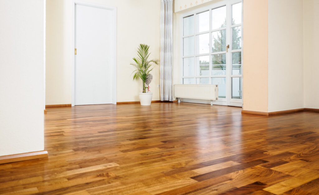 Schöne Wohnung mit Holzboden aus Parkett