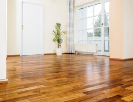 Schöne Wohnung mit Holzboden aus Parkett