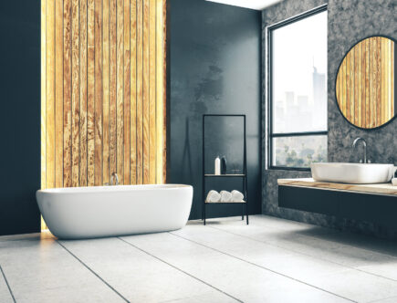 Stilvolles Badezimmerinterieur mit schönen Möbeln und Holzwand