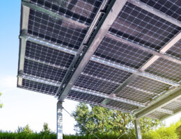 Neuer Carport mit halbtransparenten Photovoltaikmodulen