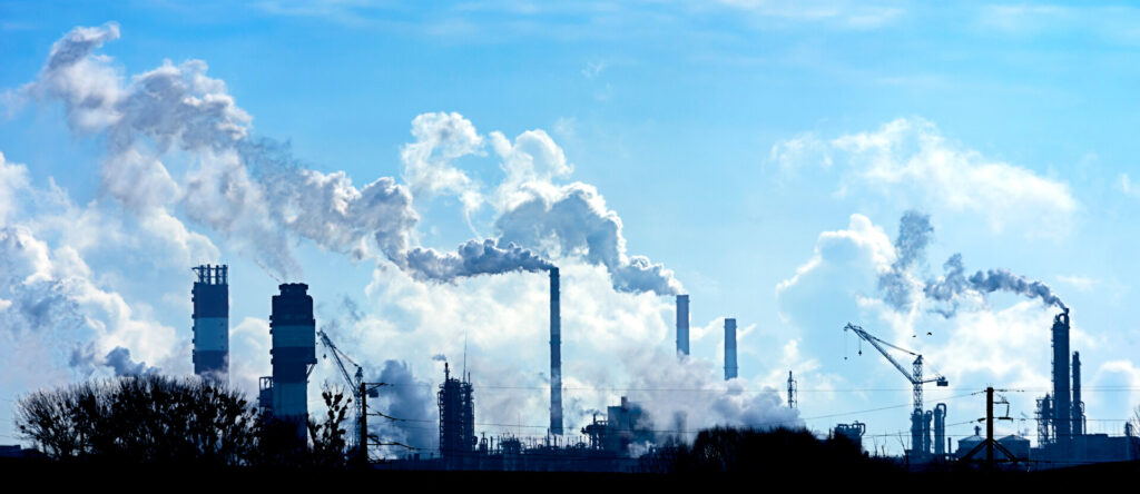 Luftverschmutzung durch Rauch aus Fabrikschornsteinen.