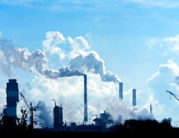 Luftverschmutzung durch Rauch aus Fabrikschornsteinen.