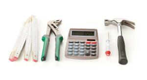 Hammer, Rohrzange, Schraubendreher und Taschenrechner, Symbl für Kalkulation im Handwerk, auf weißem Hintergrund 