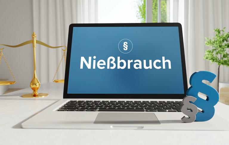 Nießbrauch – Recht, Gesetz, Internet. Laptop im Büro mit Begriff auf dem Monitor. Paragraf und Waage.