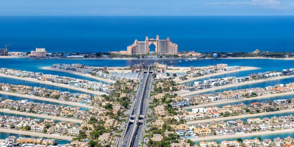 Atemberaubender Blick auf Atlantis The Palm und die Luxusvillen auf Palm Jumeirah – jetzt ein Palm Jumeirah Haus kaufen und die Aussicht genießen.
