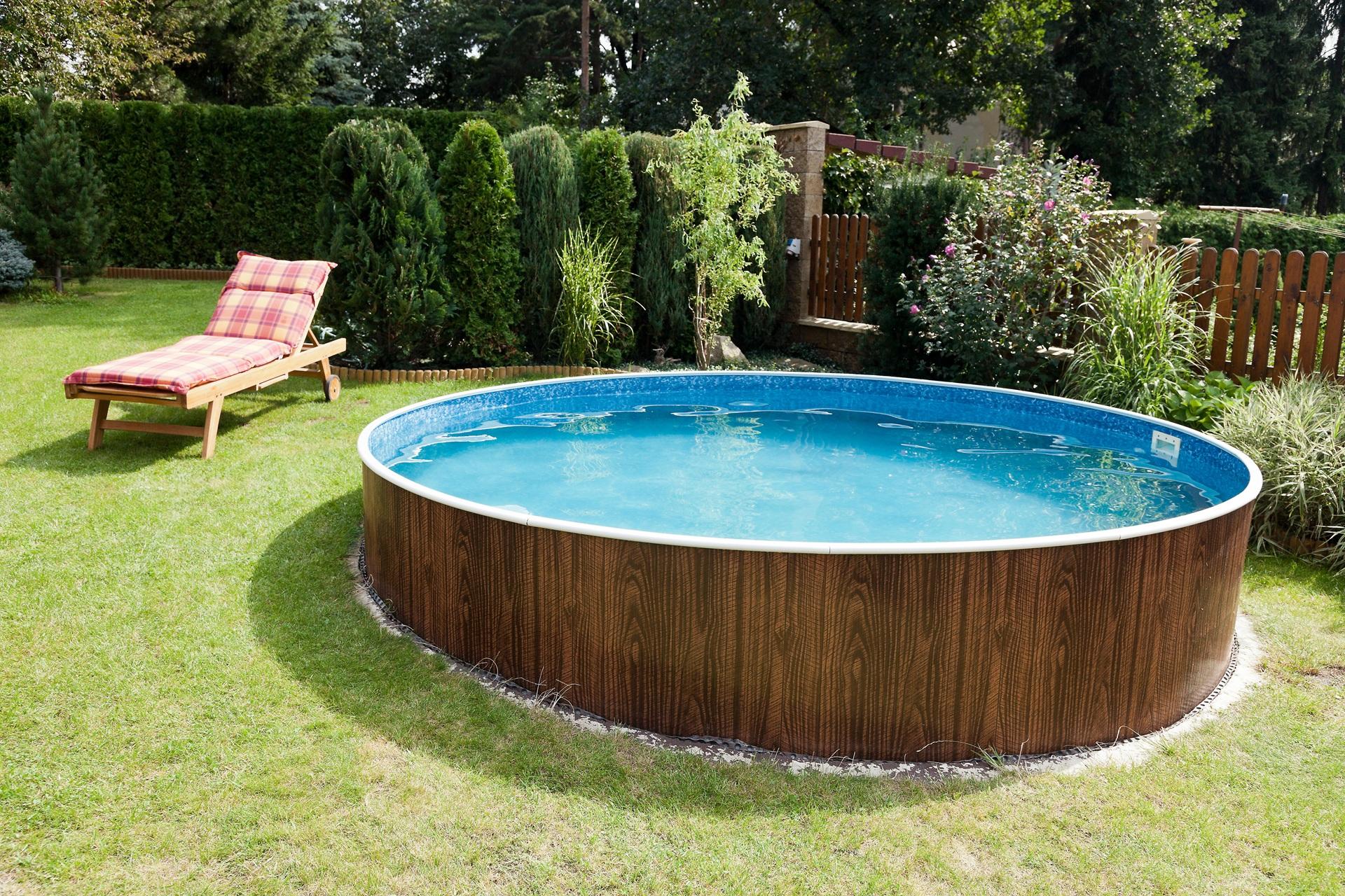 Runder Aufstellpool im grünen Garten | Pool Shop