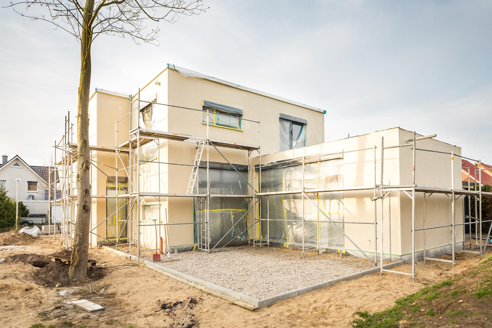 Modernes Haus mit Gerüst während des Baus | Konstruktionssoftware kostenlos
